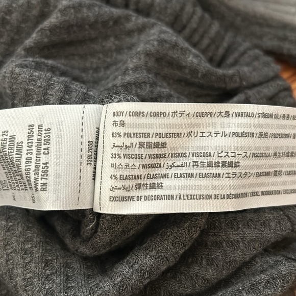 👚3/$20👚 NWOT Hollister Plush Color-Block Cut-Out Shirt - Picture 5 of 6